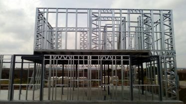 Unifamiliar Vilanova de Segrria. Lérida. casas de acero