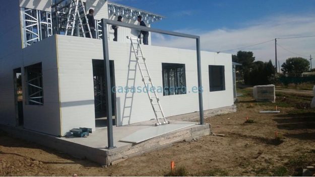 Unifamiliar Vilanova de Segrria. Lérida. casas de acero