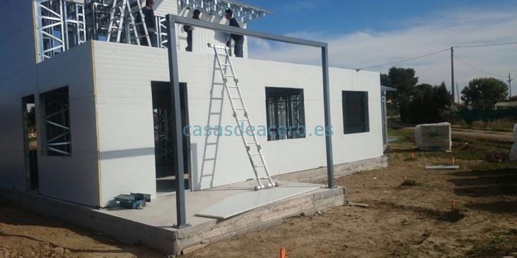 Unifamiliar Vilanova de Segrria. Lérida. casas de acero